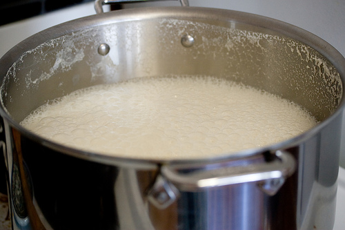 leite de soja levantando fervura