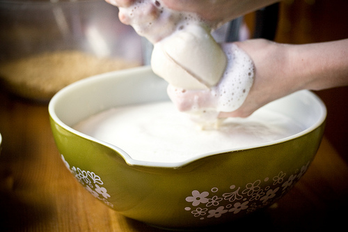 Coando leite de soja em voal
