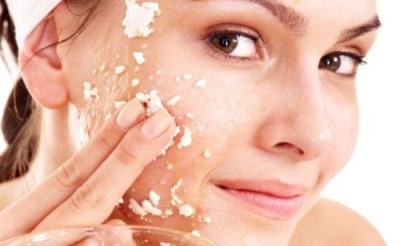 A esfoliação é um dos tratamentos para acabar com manchas causadas pela acne